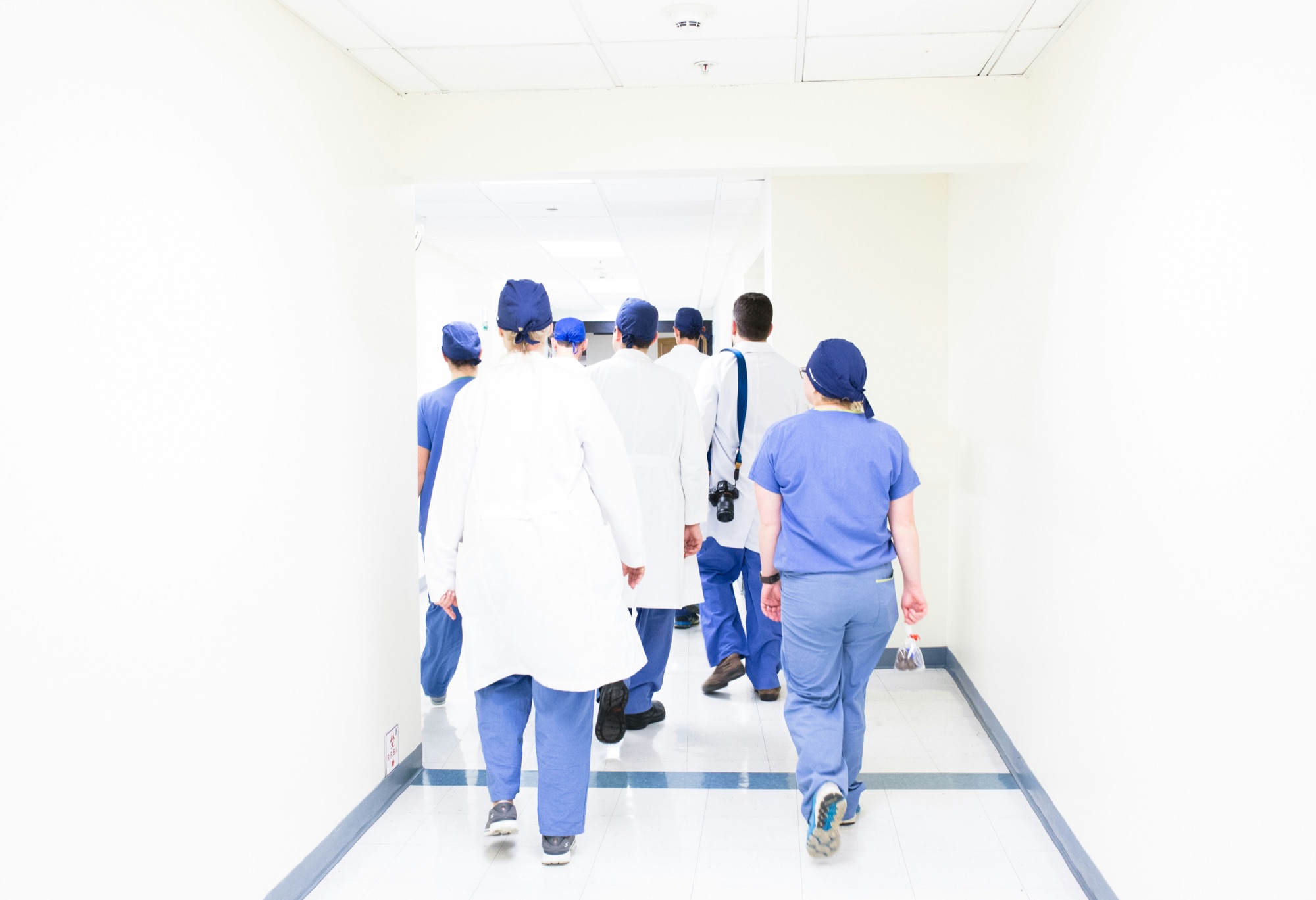 Equipe médica em corredor de clínica